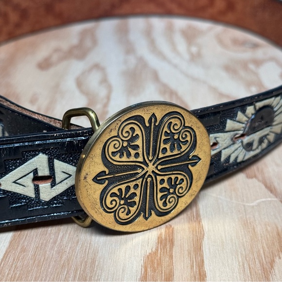 Vɪɴᴛᴀɢᴇ BTS 1981 Sᴏʟɪᴅ Bʀᴀss Oᴠᴀʟ Bᴇʟᴛ Bᴜᴄᴋʟᴇ ᴡɪᴛʜ Cʟᴏᴠᴇʀʟᴇᴀꜰ Pᴀɪsʟᴇʏ Dᴇsɪɢɴ - Picture 4 of 11